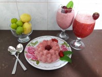 موس توت فرنگی و نوشیدنی توت فرنگی