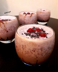 میلک شیک شکلاتی توت فرنگی