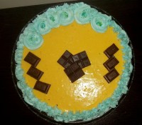 چیزکیک پرتقال با تزیین خامه شکلاتی (شیری)