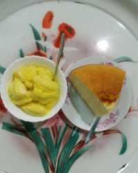 سلام عزیزان پاپیونی اینم یه بستنی سنتی زعفرانی وکیک اسفنجی خیلی عالی وخوشمزه