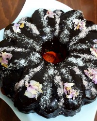 کیک شکلاتی بدون روغن با سس قهوه