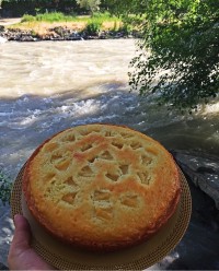 کیک آناناس در دل طبیعت