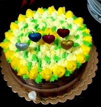 کیک اسفنجی باخامه وشکلات