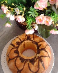 کیک اسفنجی و ژله آلبالو