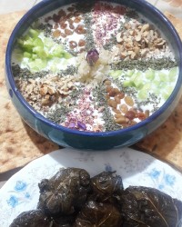 ماست و خیار با دلمه برگ مو کیک تولد و آش رشته هم داریم ورق بزنید دوستتون دارم