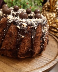 کیک شکلاتی فندقی با سس فندقی