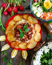 اسپاگتی همراه سس گوشت و قارچ