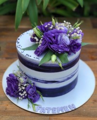 کیک تولد با گل طبیعی ?