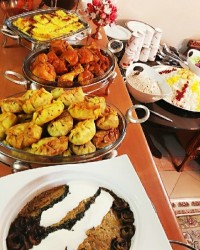 ته چین، زرشک پلو با مرغ کشک و بادمجان، پیراشکی.