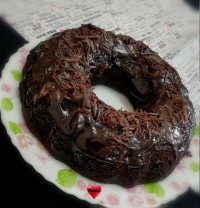 یه کیک شکلاتی خووووشمزه بارویه گاناش بسی میچسپد