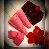 بستنی توت فرنگی و کیک ساچر گردویی ورق بزنید