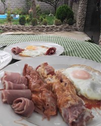 بیکن و تخم مرغ عسلی.....