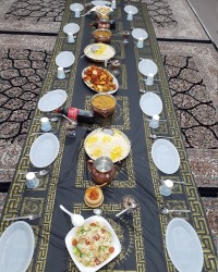 سفره شام خورش الو خوراک مرغ سالادسزار کرم هلو پودینگ شکلاتی