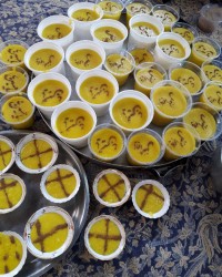 نذری در حال پخش حاجت روایی همه دوستان