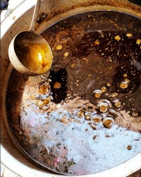خورش قرمه سبزی و ته دیگ زعفران نذری روز عاشورا.