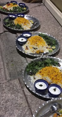 جوجه کباب با برنج ماست موسیر وسبزی