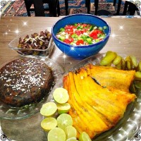 ماهی گریل شده، کوکو سبزی و سالاد شیرازی، زیتون پرورده