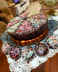 کیک دو طبقه با کاپ کیکای خوشگل من