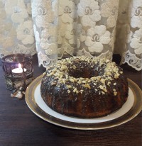 کیک ساده با روکش شکلات وگردو