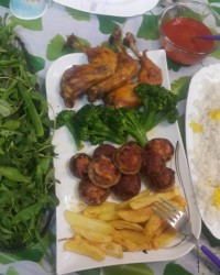 خوراک مرغ و سوپ رشته قرمز