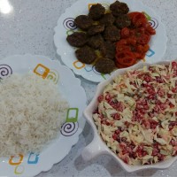 اینم از ناهار خوشمزه امروزمون همراه با سالاد انار