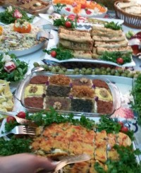 میز شام دورهمی با دوستان دبیرستانی