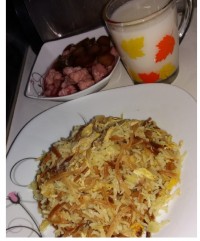 رشته پلو با مرغ ریش شده و ترشی و دوغ محلی