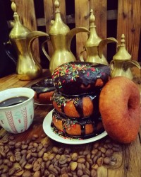 دونات در کنار قهوه.عربی