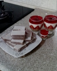 چیزکیک لیوانی و ویفر کاکائویی