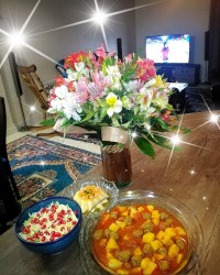 سرگنجشکی، کرم کارامل، سالاد کلم و انار و دسته گل تقدیمی همسر عزیز