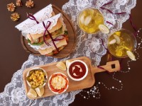 ساندویچ مرغ بریان با پنیر و گوجه فرنگی