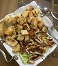 سالاد سزار با مرغ سوخاری