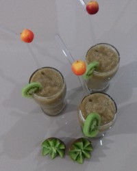 اسموتی کیوی و سیب و توت فرنگیه یخ زده