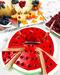 کیک ساده با تزیین یلدایی??????