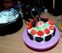 کیک باتزیین خامه