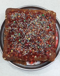 کیک ساده (با تزئین ژله بریلو و مغزیجات)