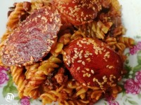 ماکارونی با تهدیگ سیب کنجدی و سالاد سبزیجات