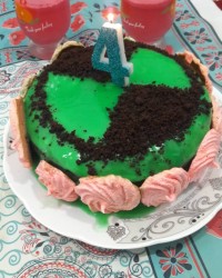 کیک با تزیین ژله بریلو و مرنگ