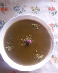 کاچی زعفرانی بادیزاین غنچه گل محمدی وپودر پسته...تقدیم به نگاه مهربانتون