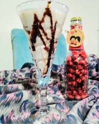 شیک موز و نارگیل نوشیدنی مقوی این روزها