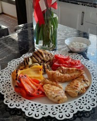 سینه مرغ گریل شده با سبزیجات