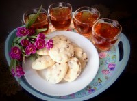 چای بهشت (دمنوش میوه ای) وشیرینی کشمشی