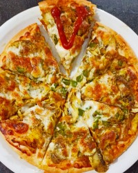 پیتزا مرغ و قارچ ? پیتزا سوسیس و قارچ? من پز?