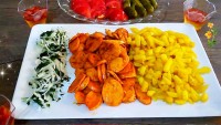 سوسیس بندری با دورچین پیاز و جعفری، سیب زمینی سرخکرده