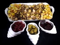 خوراک قارچ و مرغ با ترشی های خانگی