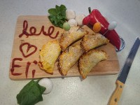 پیراشکی گوشت با فلفل قرمز و پنیر موزارلا