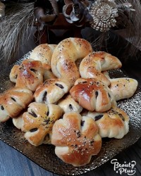 کلوچه خرماایی و کروسان شکلاتی