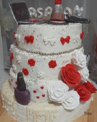 کیک با تزیین لوازم آرایشی