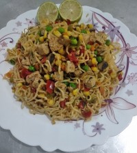 خوراک نودل سبزیجات با مرغ