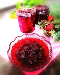 مربای توت فرنگی و کنسرو نخود فرنگی